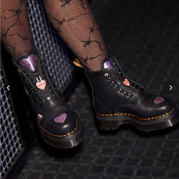 Dr. Martens Sinclair Leather Heart Platform Boots Black Purple Womens Size 8 - Picture 8 of 8